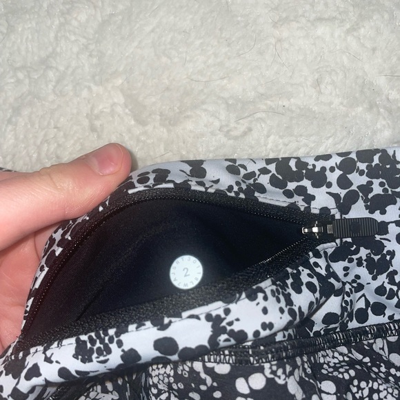 discontinued 2.5 inch spotted lulu shorts 👀💖 - Picture 3 of 3